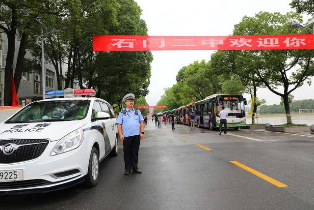 抵达考点,7月5日,常德市石门县公安局交警大队组织警力开展送考行动