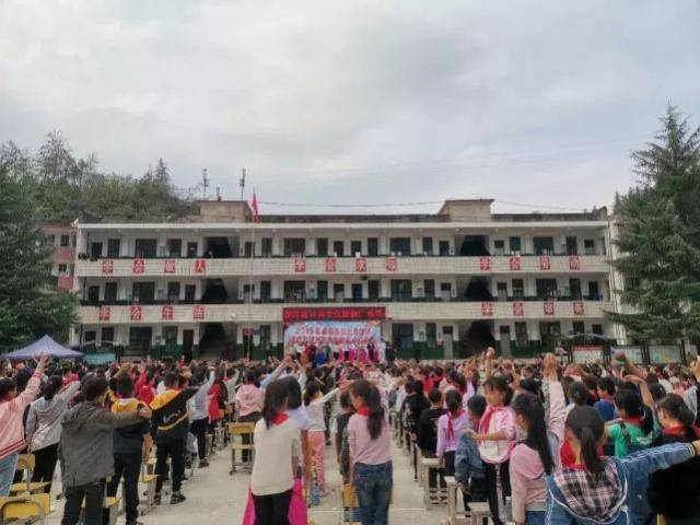 花垣县石栏镇排吾学校教师龙朝君:决心将控辍保学一直