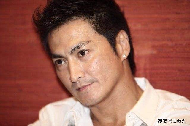 最帅“展昭”何家劲61岁仍未婚,卖海苔身家过亿