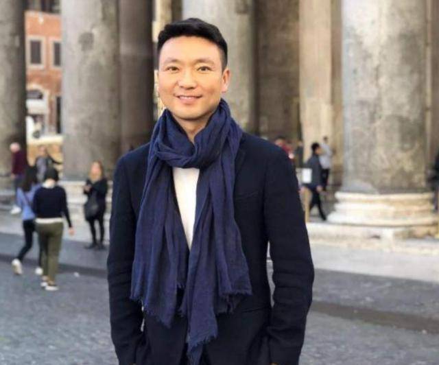 央视主持人康辉,高考差点被顶包,28岁决定丁克,48岁仍在租房住_父亲