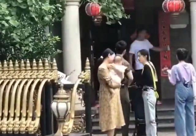 晓明赵丽颖现身街头,颖宝露脐装超瘦