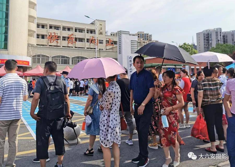 六安市的高考第一天:家长穿旗袍送考,一考生忘带准考证