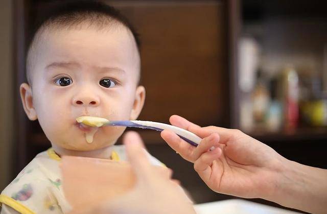 宝宝|易引发宝宝积食,如果有赶紧改,别伤了娃父母三种错误喂养方式