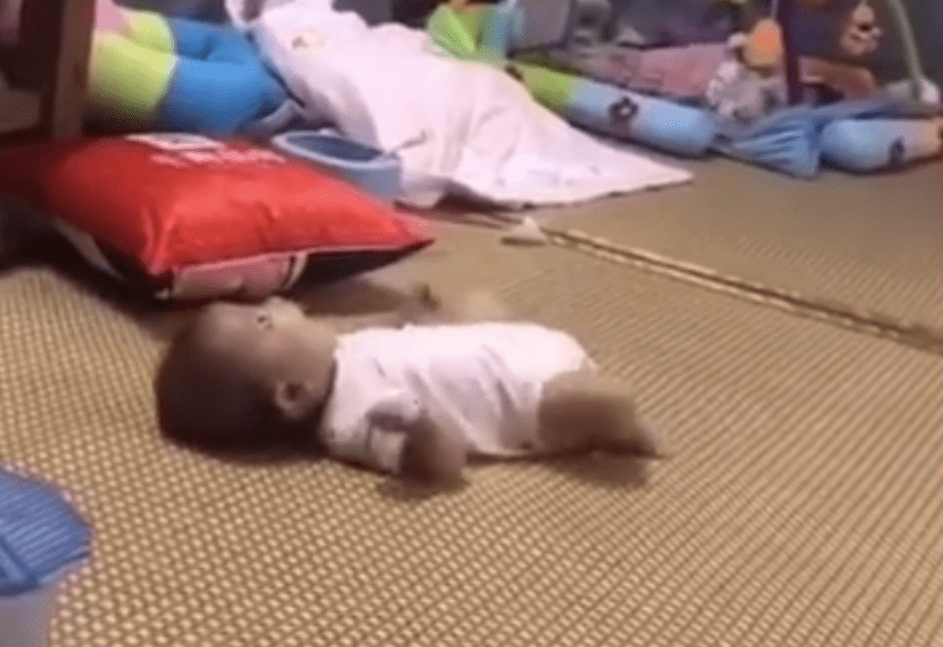 床上|萌娃躺在床上像蛇一样“蠕动”火了，网友：要不是亲眼见真不敢信