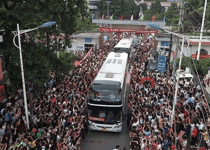 毛坦厂中学铺上水管高考家长们纷纷前来祭祀祈祷孩子高中状元