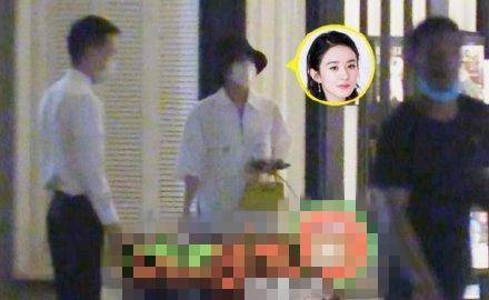 晓明赵丽颖现身街头,颖宝露脐装超瘦