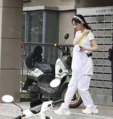晓明赵丽颖现身街头,颖宝露脐装超瘦