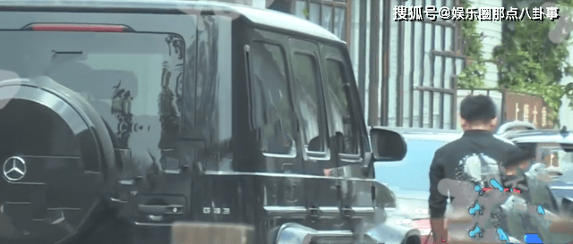 王宝强和女友冯清同框现身开百万豪车气场足身高差引热议