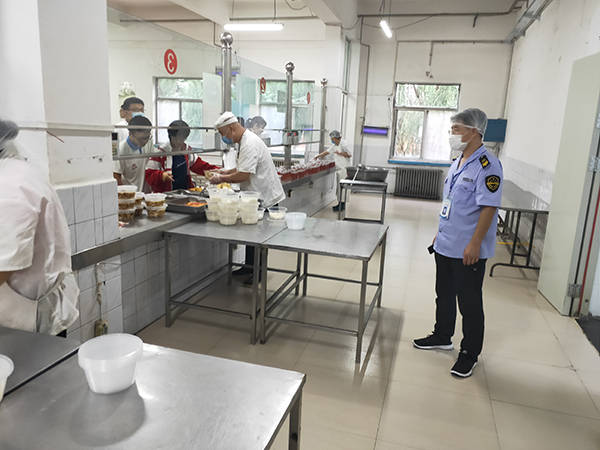 三河市市场监管人员到学校食堂检查食品制作过程
