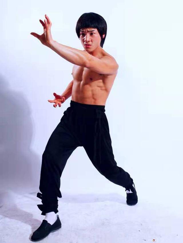 古力娜扎|现代李小龙炮轰九大男演员：个个都占古力娜扎便宜，数窦骁最主动