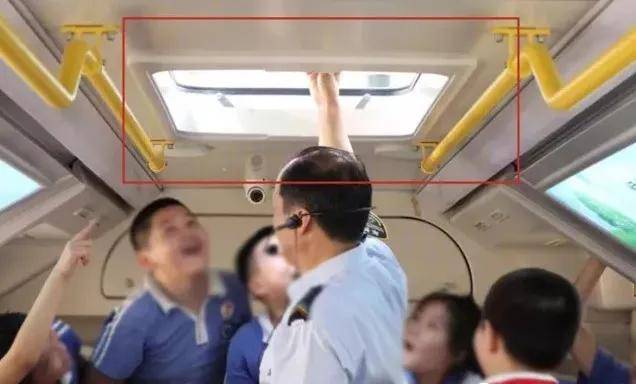 贵州公交车冲入水库，21人死亡！黄金自救2分钟