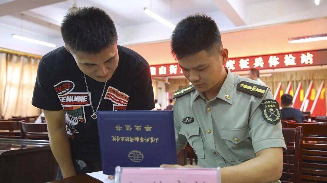 军校为什么不招高考复读生？原因有两点，考军校的同学要注意了