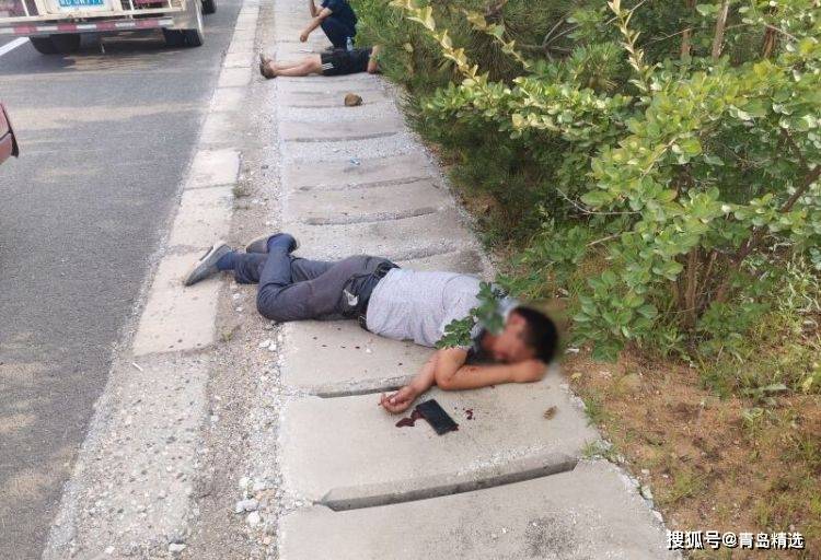 因生意纠纷!青岛俩水果商贩在高速路上停车打