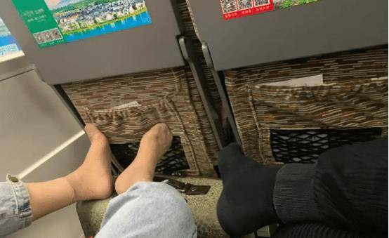 "高铁上遇见一个脱鞋的陌生人,我用实际行动纠正了她,我错了吗?