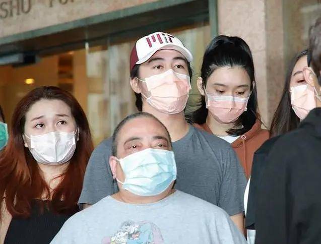 仪式|原创赌王子女操持设灵仪式被赞，“长孙之母”奚梦瑶为何却被骂惨？