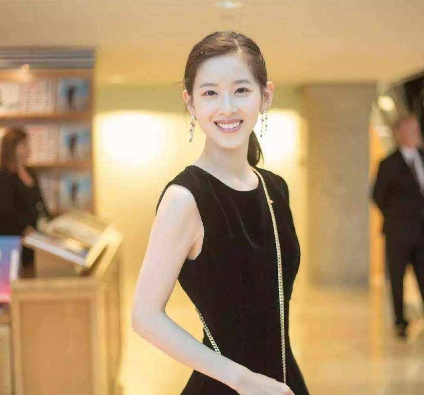 章泽天剑桥开学典礼和入学晚宴,穿黑白密格纹小西装,素颜太抢镜
