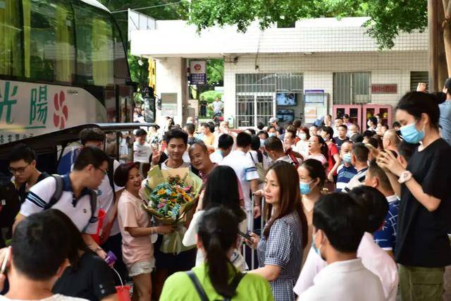 难忘老师感恩亲人佛山南海中学分校2020届高三学子高考凯旋