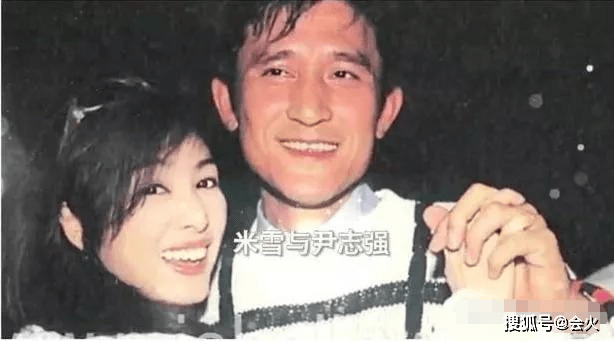 活力|原创65岁米雪晒近照，与周润发爬山活力满满状态好，皮肤黝黑笑容灿烂