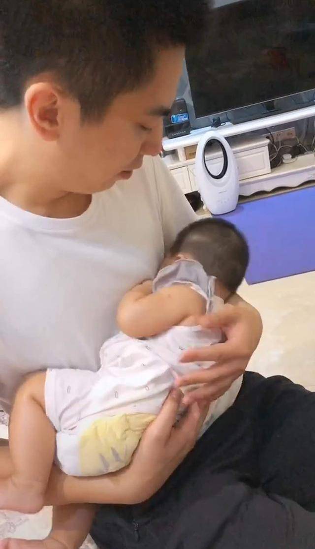 爸爸强硬“命令”宝宝睡觉，宝宝趴爸爸怀里假睡，大眼睛滴溜溜乱转笑翻妈妈