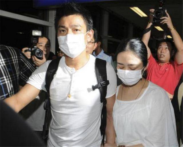 镜头|原创刘德华老婆不年轻了，但素颜都那么清秀，真实面对镜头不怕拍！