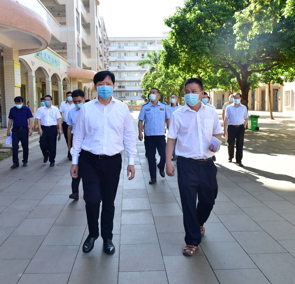 7月6日,徐闻县委书记李汉东就率队到徐闻中学,徐闻一中调研检查高考