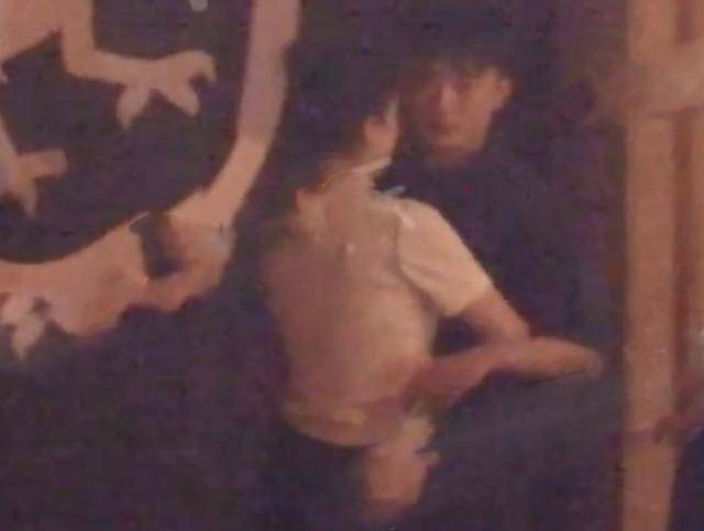 董璇被曝疑似有新恋情，与90后男演员搂腰贴脸动