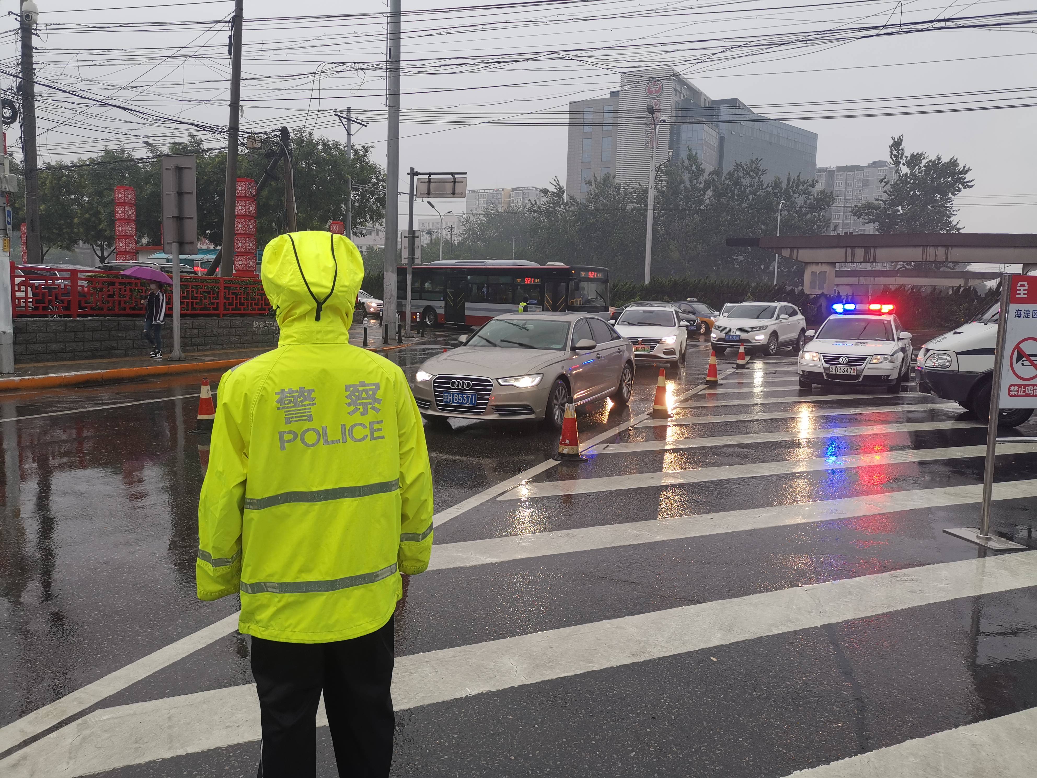 原创高考第三天迎降雨天气 海淀交警采取个性化交通疏导措施为考生保