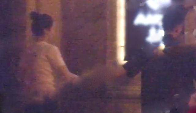 董璇被曝疑似有新恋情，与90后男演员搂腰贴脸动