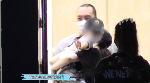 董璇被曝疑似有新恋情，与90后男演员搂腰贴脸动