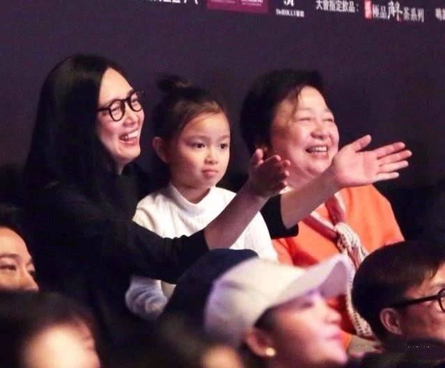 镜头|原创刘德华老婆不年轻了，但素颜都那么清秀，真实面对镜头不怕拍！