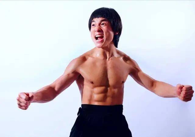 飞龙|原创现代李小龙炮轰陈柏霖：你和张天爱的吻戏太恶心，和李晨有一拼