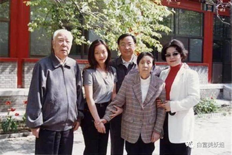 京城|晚晚唯一不敢艳压的女人！说她是京城第一名媛没人反对吧？