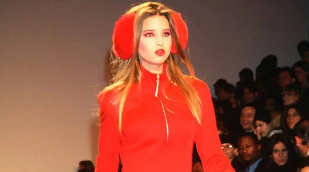 蒂芙尼|伊万卡姐妹同穿白西装，39岁姐姐靠身材惊艳，27岁胖妹妹羡慕了