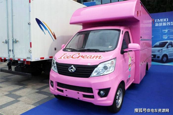 以粉色为主色调的长安星卡纯电动流动售货车显得相当出奇与惊艳