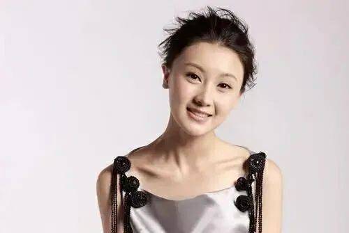 养三娃、欠5.3亿、限制出境，昔日阔太如何就活