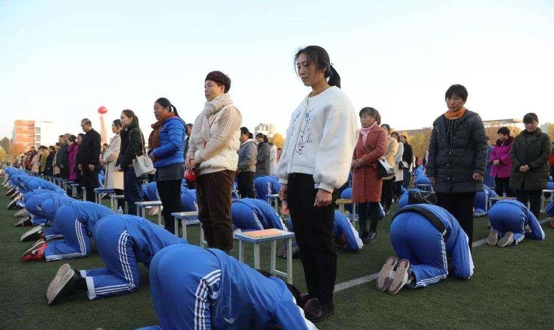 聊城考生才出考场，直奔老师跑去，扑通一声就跪下了！老师也懵了