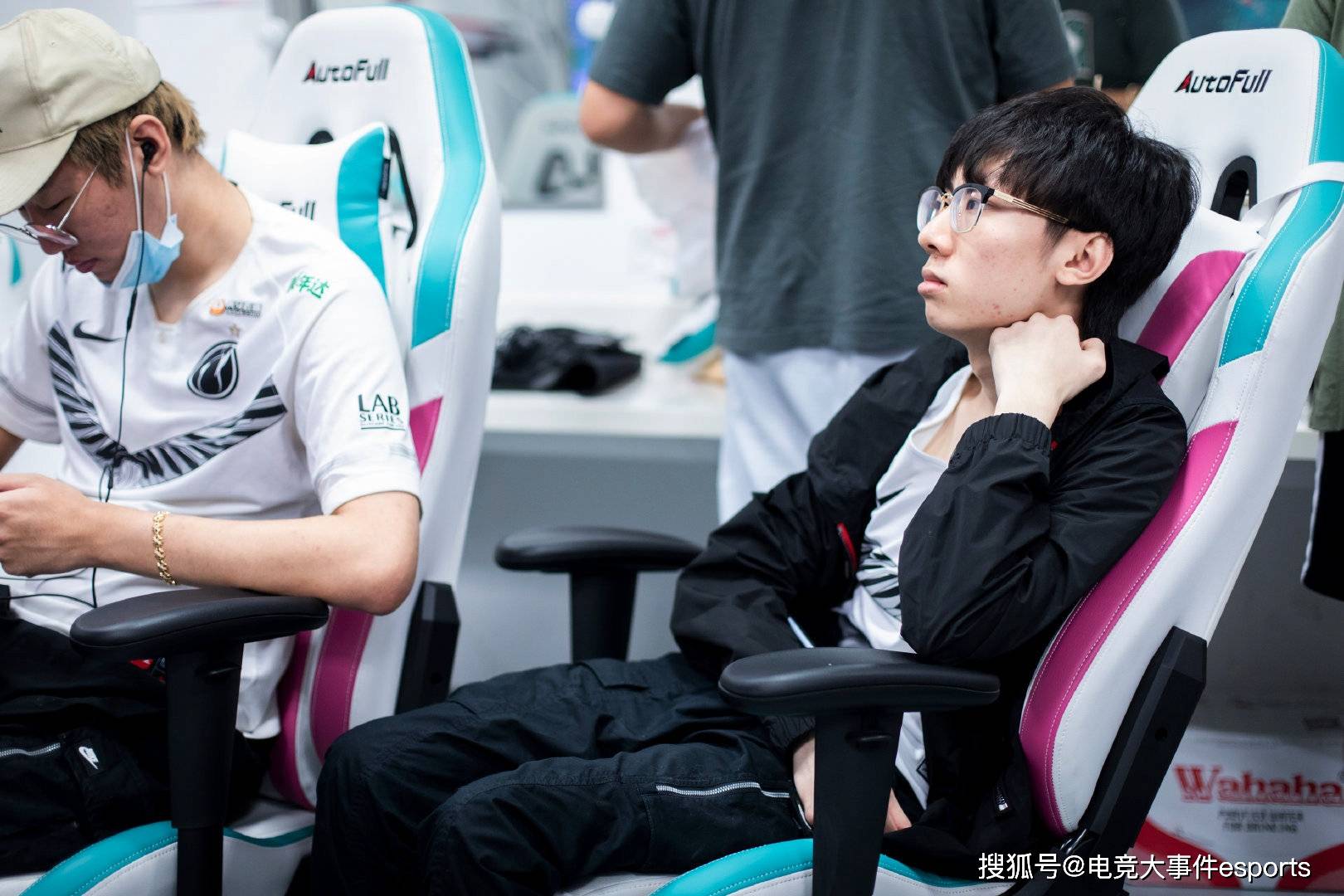 怪象|原创不堪NT粉，宝蓝采访怒怼粉丝：各过各的！映射出电竞圈的舆论怪象