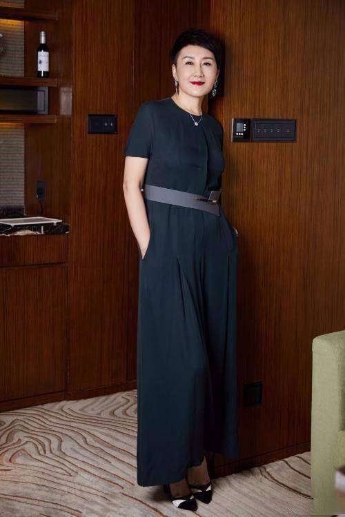 连衣裙|五六十岁妈妈穿衣如何避免大妈感？跟着张凯丽周涛穿，优雅端庄