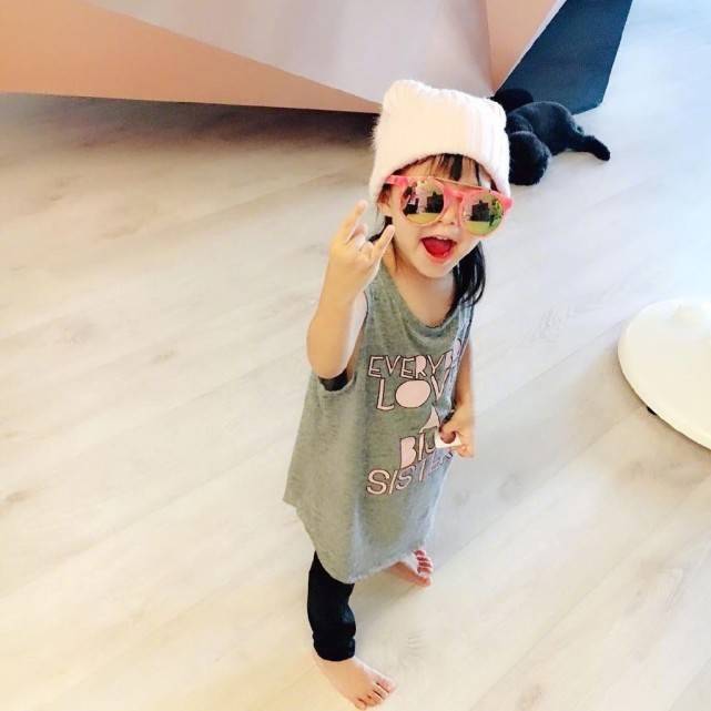 原创昆凌晒女儿成长照为其庆生,老公周杰伦镜头下母女沙滩亲吻超温馨 原创昆凌晒女儿成长照为其庆生,老公周杰伦镜头下母女沙滩亲吻超温馨