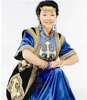 她出道24年零绯闻，和初恋结婚，如今51岁仍在演