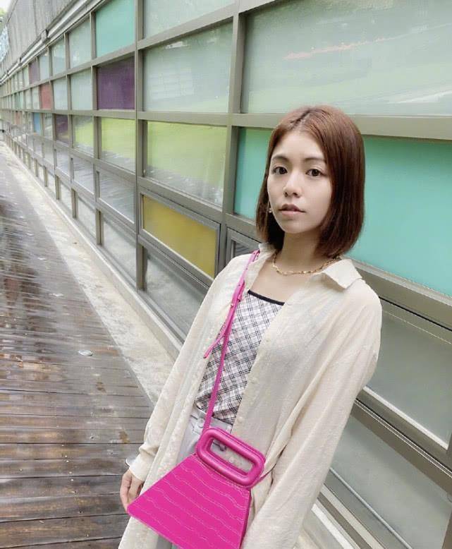 电影|还有印象吗?沈腾的女主角,穿着朴素素颜出镜,身上玫红色包包一言难尽