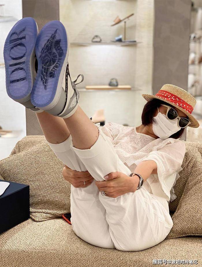 鞋底|有种炫富叫刘嘉玲的鞋，鞋底印多几个字身价就翻倍，一般人买不起