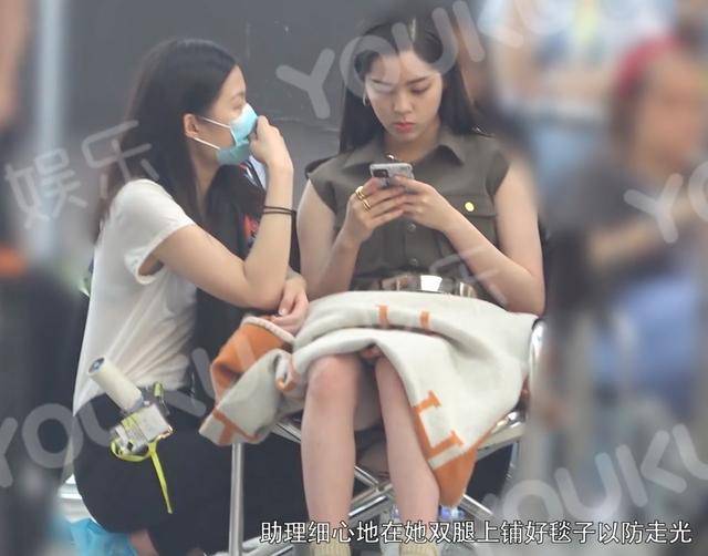 当红小花私下竟是这样？两位助理侍候左右，帮