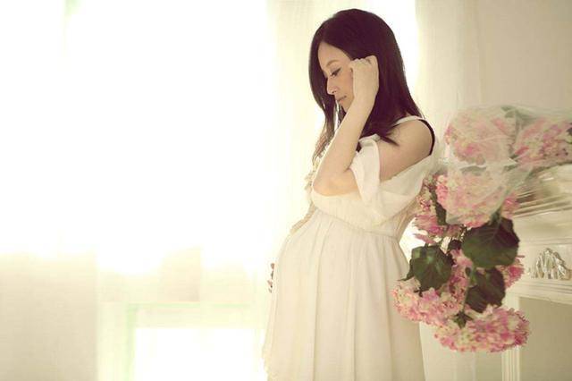 95后孕妈朋友圈分享“孕装照”时忘屏蔽亲戚，遭家人围攻：不知羞