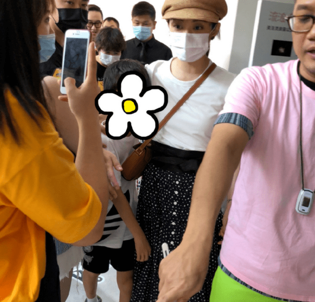 孙俪带儿女久违露面,等等“暴风抽高”到妈妈肩膀