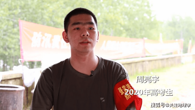 周亮宇说,自己刚来时也是个"小白",后来向老队员们"取经",自己也琢磨