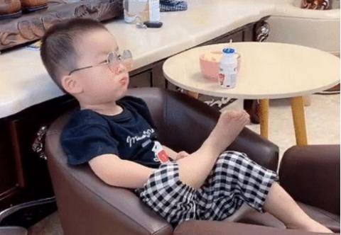 原创孩子坐沙发上翘着二郎腿边吃边喝，好不惬意，网友却直呼养废了