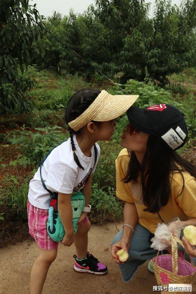章子怡晒一家四口进山摘桃,小苹果身高超妈妈,醒醒变可爱小吃货
