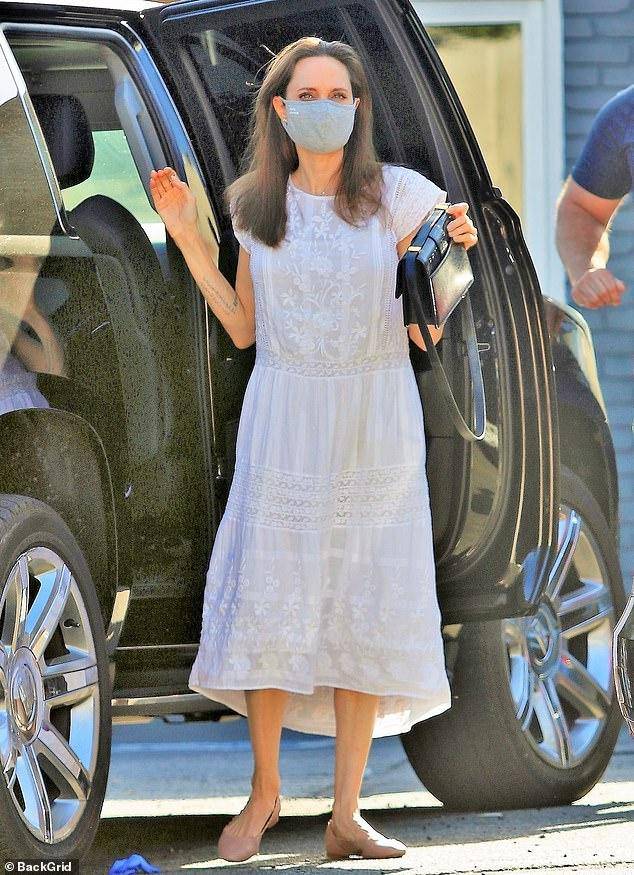 梅根带哈里加州风格穿搭外出，白色亚麻连衣裙跟风好莱坞女星朱莉