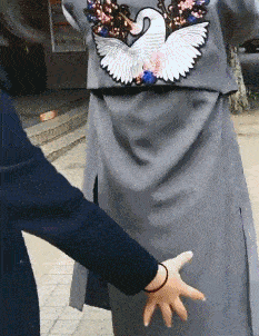 搞笑gif:其实撞衫并不可怕,谁丑谁尴尬